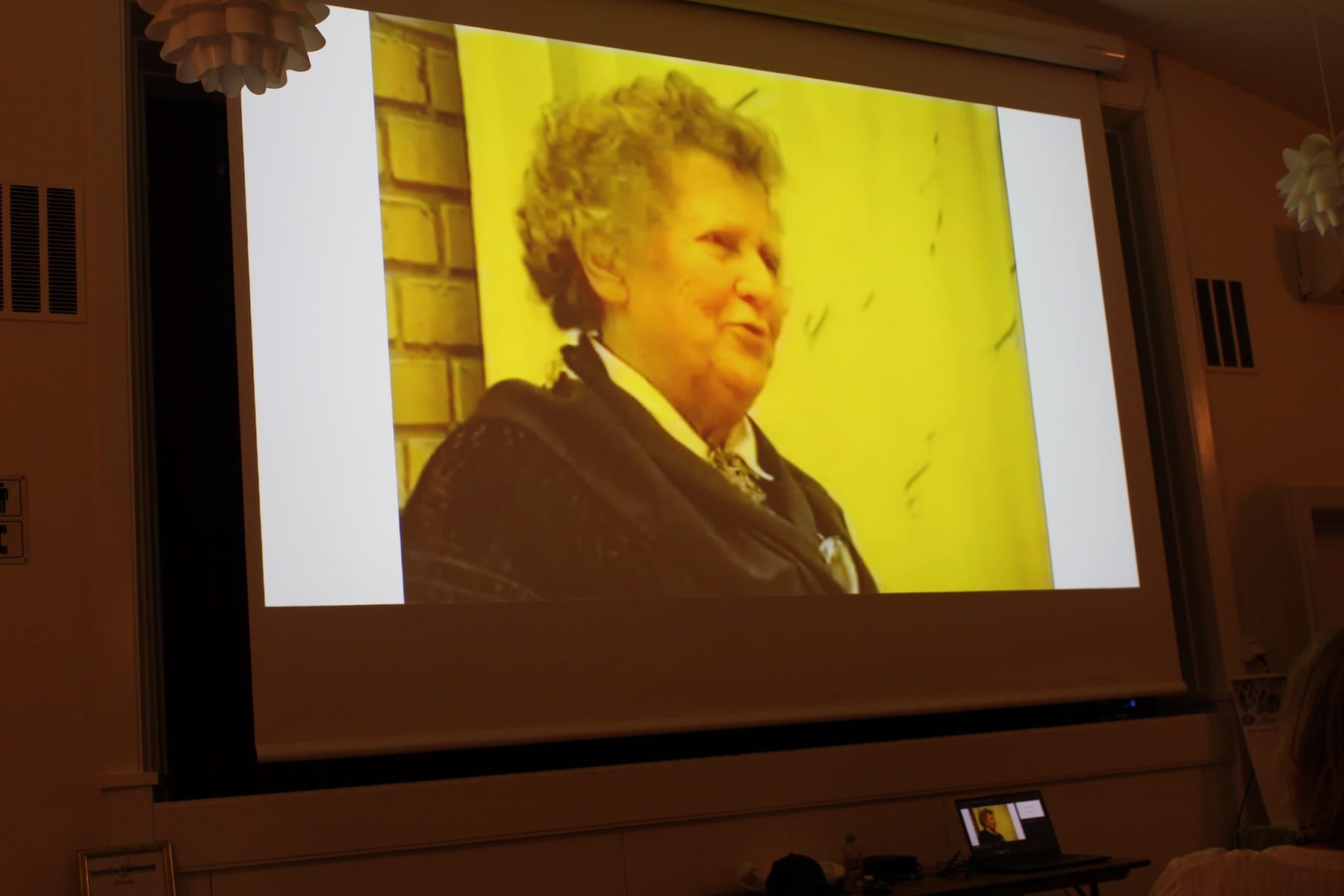 Fortælleren Karen Hansen i forsamlingshuset i Roholte 1