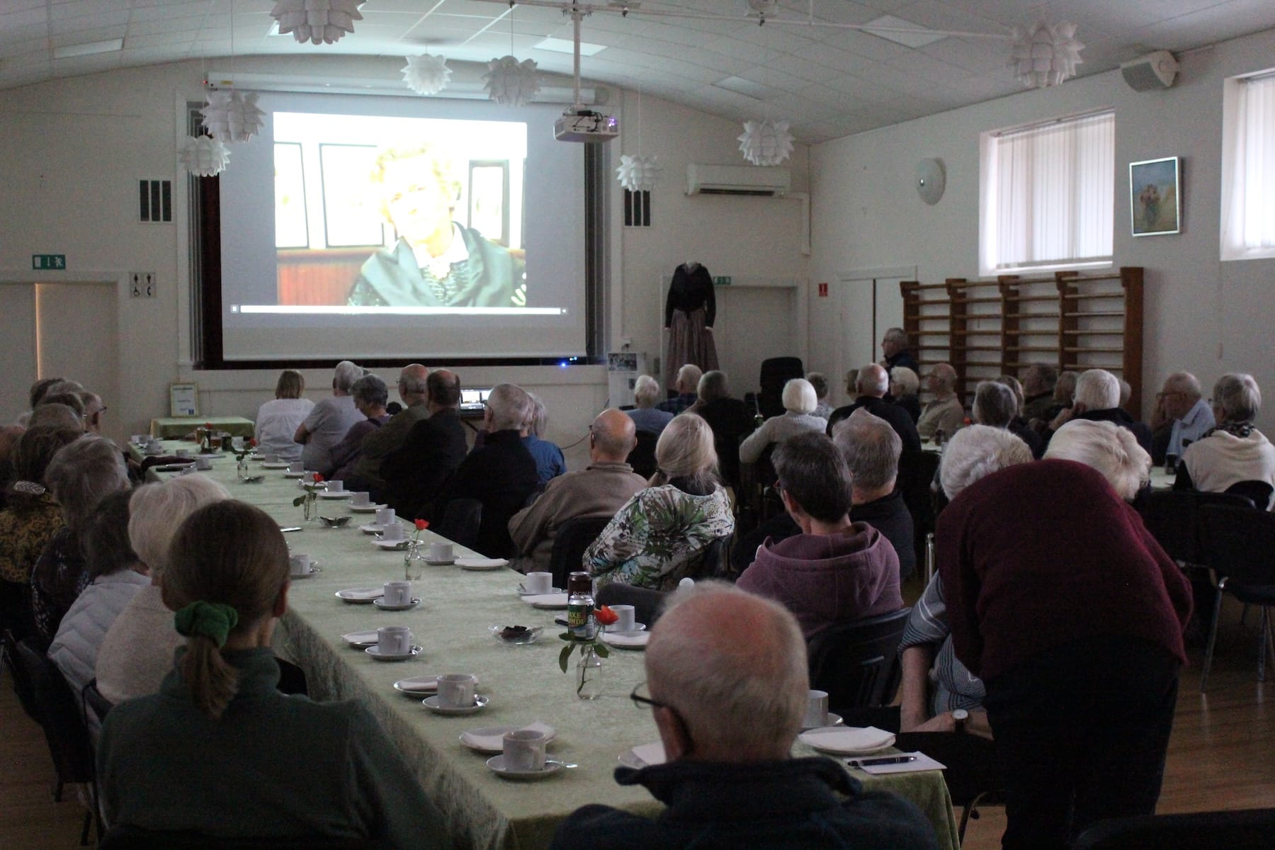 Fortælleren Karen Hansen i forsamlingshuset i Roholte 2